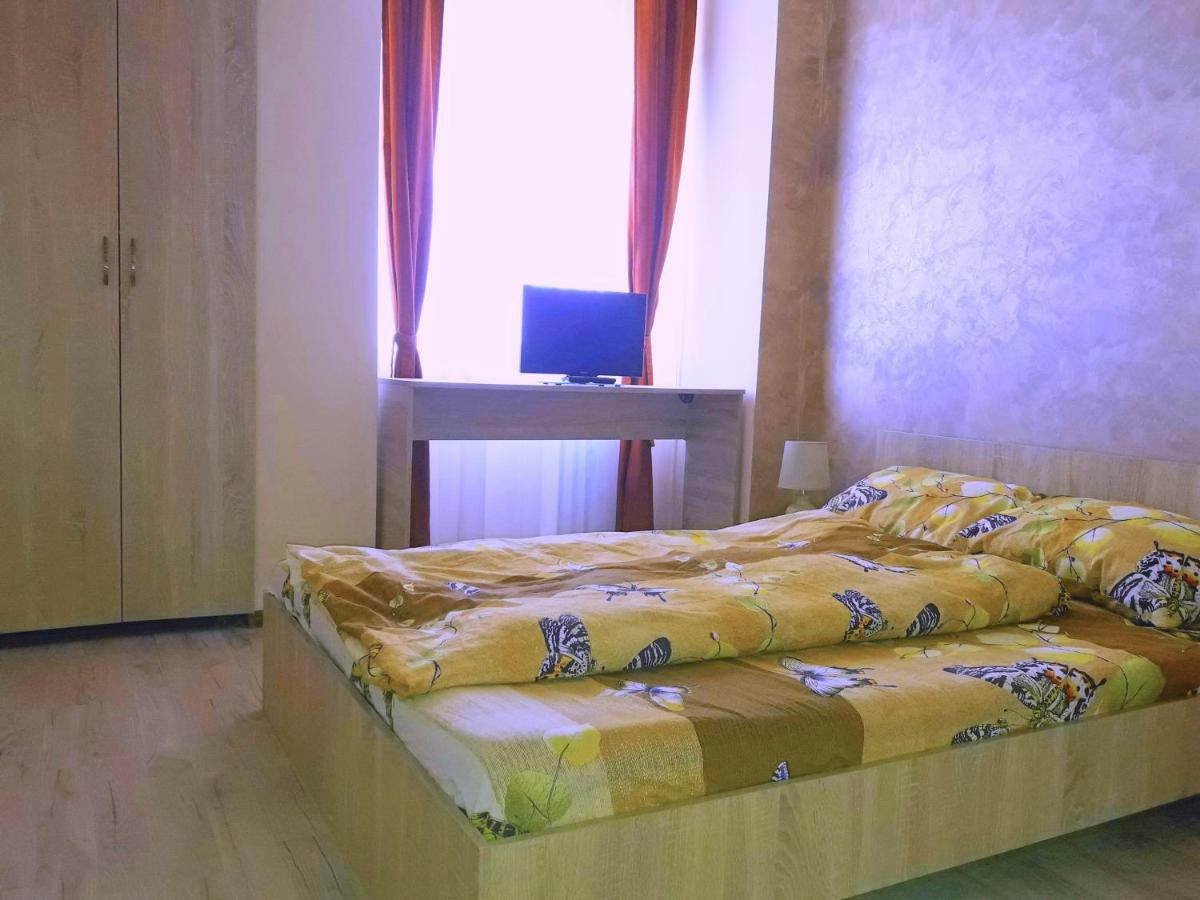 Ana'S Apartment Орадя Екстер'єр фото